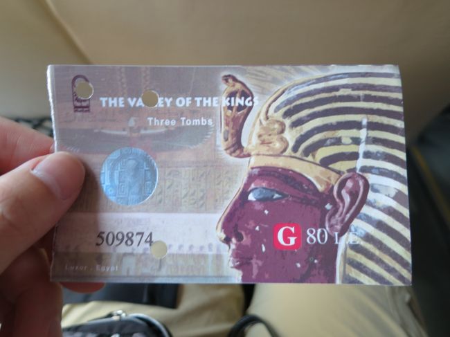 チケット：王家の谷<br /><br /><br />好きな王墓に３か所はいれ、<br />入場ごとに写真みたいにパンチで穴を開けられます<br /><br /><br />