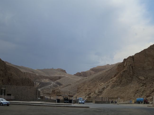 王家の谷はカメラの持ち込みが禁止<br /><br /><br />入り口からの写真しかありません<br /><br /><br />