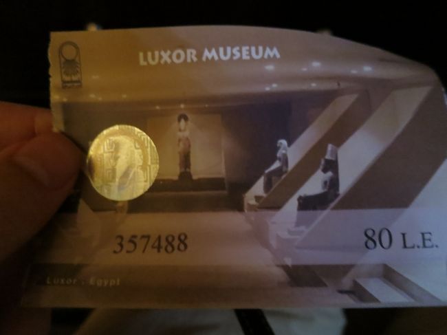 ルクソール博物館<br /><br /><br />ここもカメラの持ち込みは禁止<br /><br />ミイラがいたり、いろんな遺跡があります<br /><br /><br />規模は、考古学博物館にはかないません