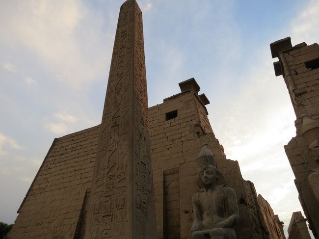 入り口にあるオベリスク<br /><br /><br />角度によって傾き方が異なって見える<br /><br /><br /><br />この角度からだと左に傾いて見える