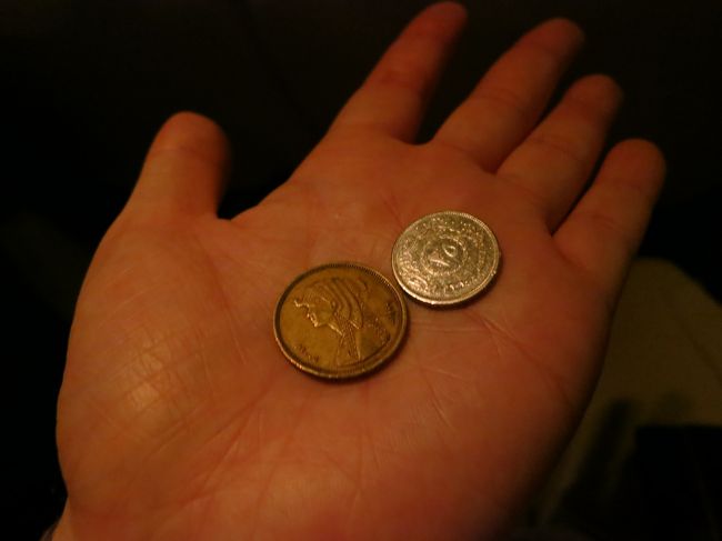 エジプトのコイン（1ポンド硬貨ではありません）<br /><br /><br />場所によっては、トイレに行くのに<br />チップで1ポンド必要だったりする<br /><br /><br />このコインを旅行中に作るのが意外と難しかった<br /><br /><br /><br />ツアーで行くレストランのトイレはチップ不要なので、<br />なるべくトイレはそこで済ます<br /><br />