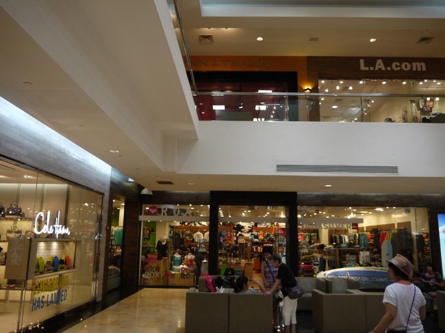 ホテルチェックイン後に着替えて<br />The Plazaへ<br /><br />Westinは坂の上なのでベビーカーでのショッピングは<br />大変と言う口コミが結構あったけど<br />そんな言うほどの坂じゃなかった。<br /><br />ホノルルコーヒーでラテとスムージーを注文<br />グアムは州税がないそうで、支払いが楽〜。<br />計算しないで料金表の通りって<br />いいっ！