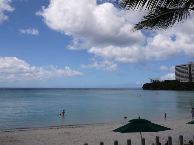 風景写真がほとんどない・・<br /><br />ホテルのプールは水が冷たかったので<br />入ってすぐに出てまた海へ<br /><br />思ったより陽射しが強かったみたいで<br />日焼け止めを塗り忘れた場所だけ<br />真っ赤になってた。