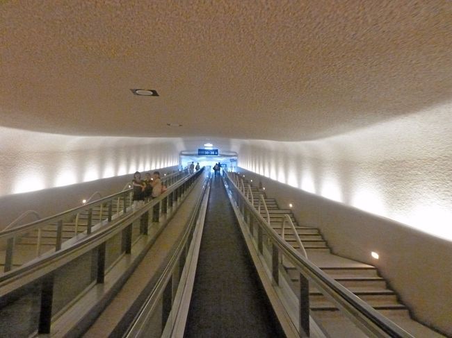 スターアライアンスラウンジもわからず，またここから先の搭乗券も持っていない．トランスファーデスクもない．ＡＮＡのゲートには1757着．僕の足で乗り換えに正味42分もかかる．ひどい飛行場だ！ここでやっとスターアライアンスのラウンジが解ったので，そこでＡＮＡに搭乗券を問い合わせてもらおう．