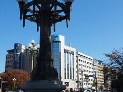 １１：５０頃、JR四ツ谷駅に到着〜。

アトレの辺りから外に出ると、線路の上を跨ぐ四谷見附橋がすぐ目に入ります。大正２年に造られた古い橋ですが、昭和の終わり頃に、交通量に対応するため、架け替えられました。それでも、以前の橋の部材が復元・修復して使われていて、なかなかレトロ風な立派な橋です。

この橋を渡ってすぐに、上智大学四谷キャンパスがあります。