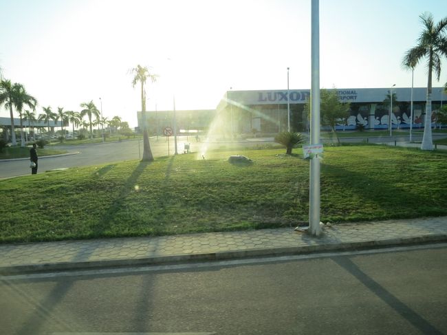 クルーズ船を6時過ぎにチェックアウト<br /><br />お世話になりました。<br /><br /><br /><br />ルクソールの空港からカイロに戻ります<br /><br /><br />