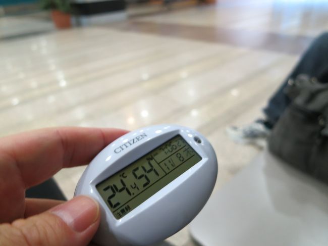 ただいまの温湿度は、<br /><br /><br /><br />この日も朝早いねー<br /><br /><br /><br /><br />（温湿度の写真を撮るのがだんだんめんどくさくなってきた頃）<br />