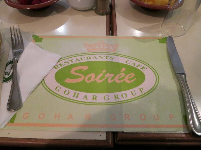 お昼ごはーん　11:32<br /><br /><br />旅行日程表の食事の欄に<br />【昼：マカロニ】<br />って書いてあって、マカロニって何だよ？<br /><br /><br /><br /><br /><br />飛行機で移動していたとはいえ、<br /><br />朝からここまでの記憶がほとんどない。。。