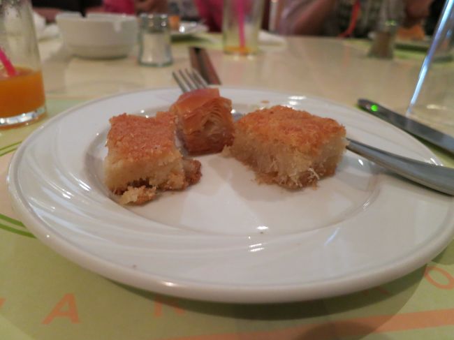 食後のデザート<br /><br /><br />この写真ご記憶あれ<br /><br /><br /><br />とにかく甘い<br /><br /><br /><br />エジプトでは定番のスイーツ<br /><br /><br /><br />3種類あるけど、甘すぎてどれも同じ味に感じた