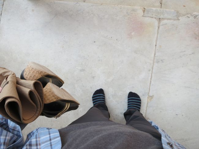 モスク内は土足厳禁