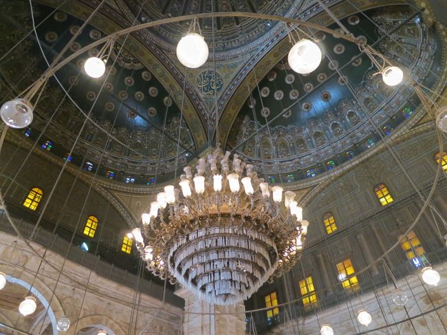 モスクの中で現地の学生に声をかけられて<br /><br />一緒に写真を撮りました<br /><br />そのとき「あなたのreligion(宗教)は？」って聞かれて、<br />思わず「特にありません。」って答えてしまった。<br /><br /><br />そのあと撮った写真をフェイスブックに載せるって言ってたけど、<br />俺の写真、向こうで叩かれてないか不安です。<br /><br /><br />エジプトで信仰ありませんって言ってよかったのだろうか・・・<br /><br />Buddhist（仏教徒）とか言っておけばよかったかなとちょっと後悔<br /><br /><br /><br />話はちょっと変わるけど、<br /><br />中学の修学旅行で外国の人と一緒に写真を撮った記憶がよみがえった<br />