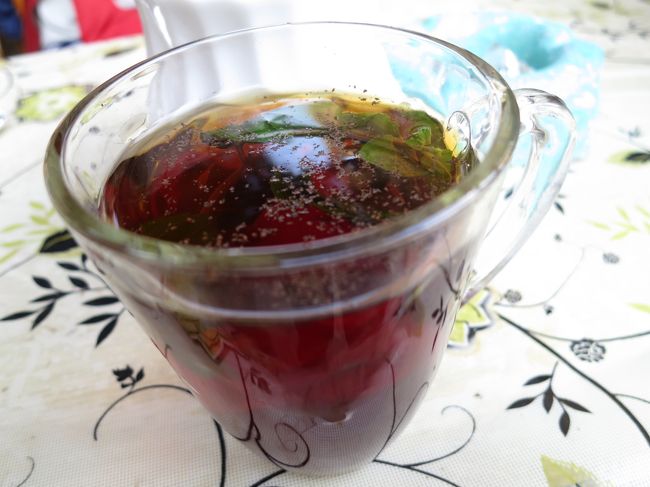 ミントティー<br /><br /><br />爽やか〜<br /><br />買い物はそこそこに<br />ハンハリーリバサールの入り口にある<br />オープンカフェでティーブレイク<br /><br /><br />紅茶にミントの葉っぱが入ってます<br /><br /><br />友達のは紅茶だけきて、<br /><br />テーブルの上の瓶にささってるミントから<br /><br />葉っぱちぎって入れろって言われてた<br /><br /><br />いい感じ♪