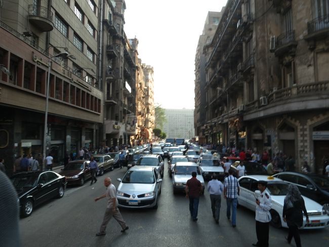 バスの中から<br /><br /><br />カイロ市内は渋滞中