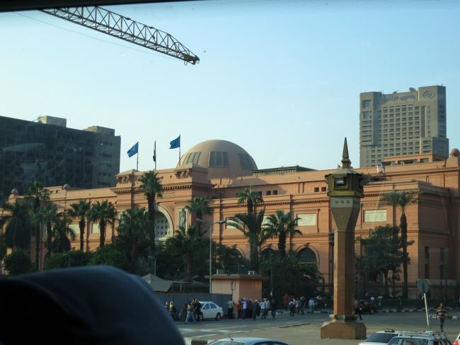 エジプト革命の中心地　タハリール広場周辺<br /><br /><br /><br />数年前ここですごいデモが起こっていたとは