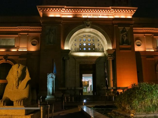 考古学博物館<br /><br /><br /><br />カメラの持ち込みは禁止なので<br />写真はこれだけです。<br /><br /><br />ツアーの特典で<br />黄金のマスクと記念撮影ができました。<br /><br /><br /><br />帰国して数日後に写真がメールで送られてきたんだけど、<br /><br /><br /><br /><br />おっさんピンボケしとるがな<br /><br /><br /><br />まあいい記念になりましたとさ<br /><br /><br /><br /><br />