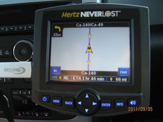 さて今回もハーツレンタカーで、カーナビを付けました。言語も日本語に切り替わりますが、意味不明な案内もするので笑えます。で、途中走っている時のスナップショットですが、ご覧のとうり当分真っ直ぐな道で、暫く案内はありませんでした。(笑)