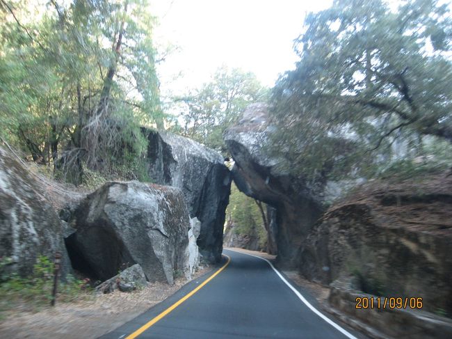途中の岩のトンネルを抜けて行きます