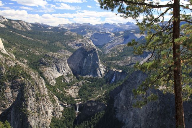 随分向こうに滝が見えますが、トレッキングでいけるみたいです。