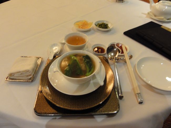 まずはワンタンが入ったスープ。<br /><br />絶妙です。