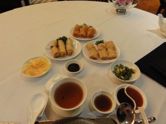 お薦めを頼んだところこのように揚げ物が沢山・・・<br /><br />でもどれをとっても王将にはないあっさりした味で飽きることは<br />ないです。<br /><br />一番奥はマンゴーを使った春巻きです。