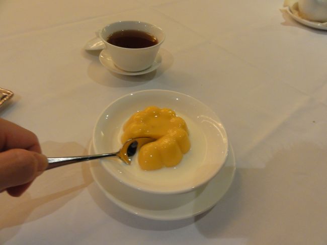 デザートもお薦めを聞いたらマンゴープリンでした。<br /><br />味はいたって普通。<br /><br />飲み物は終始プーアール茶。<br /><br />これだけ食べて日本円で３０００円ちょっと。<br />高級レアストランでこれは安い！！