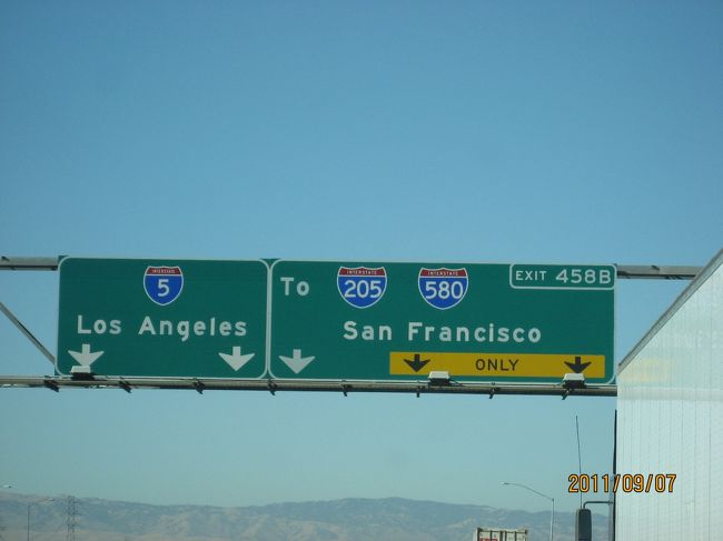 ヨセミテを背にサンフランシスコの空港をめざしてます。実はヨセミテからサンフランシスコに向かう途中、大渋滞に巻き込まれて、めちゃくちゃパニックになってしまいました。なぜなら事前に予約した飛行機は安いチケットなので、新たに取り直すためにはキャンセル料を払い.・・・急げー