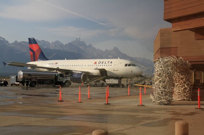 乗れました。ほっ。ジャクソンホール空港に着きました。お迎えのアーチはエルクのライトアップ角です。