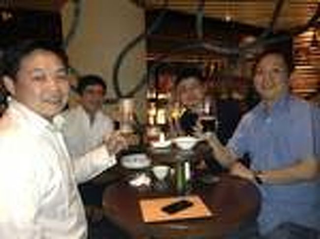 スターヒルギャラリーというショッピングモールの地下のバーで１人飲んで時間を潰していたら初対面のフィリピン・マレーシア・シンガポール人と意気投合。<br /><br />車の話、女性の話、日本の話・・・女性の話へ<br /><br />