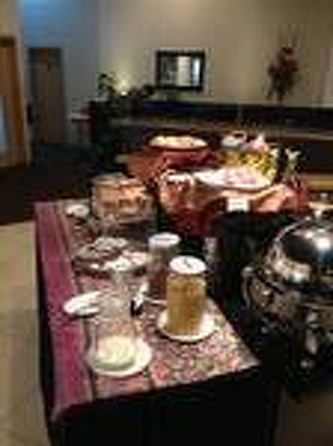 LCCターミナルのラウンジ。<br /><br />食事の品数は少ない。<br /><br />もうお腹一杯ですが。