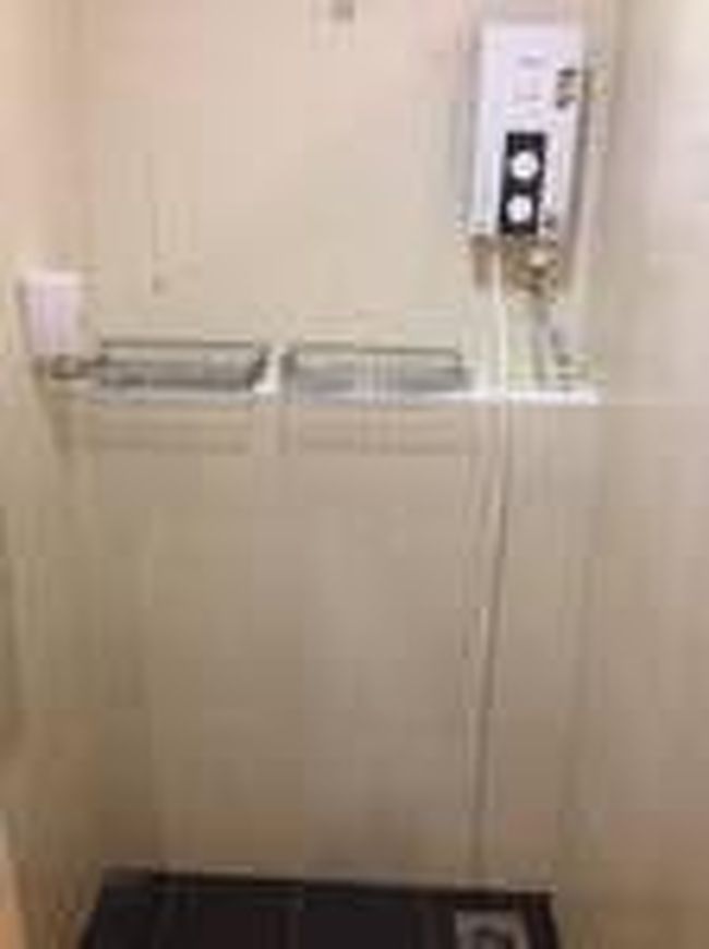 シャワーがあるということで店員に連れられ行くとそこはトイレ。<br /><br />トイレの大の隣にあるまるで掃除道具置き場のような扉を開けるとこんなスペースが。<br /><br />シャワーでなくホースからぬるま湯がでてきました。<br />一応プライオリティーパスを使ったラウンジなんですが・・・<br /><br />