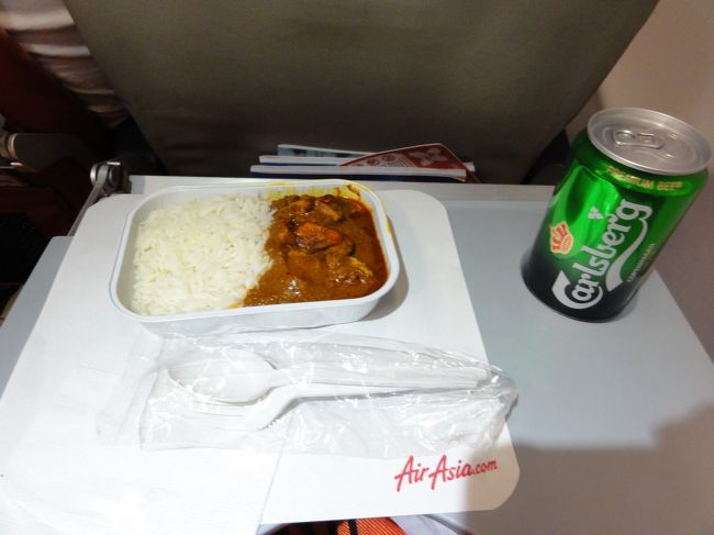 予約をしなかった機内食は選択肢が２つしかなくカレーにしました。<br /><br />うん、辛い。