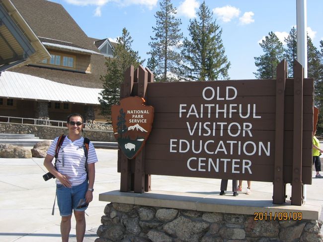 さー、有名なオールドファイスフルです。少しだけ解説をしますと、ここの間欠泉は、時間が日本人のように正確で、次の吹き出し時間がわかる（実際、そばの観光センターには次の吹き出し予想時間が書いてあり、実際その時間に吹き出します。３回くらい見ちゃいました。）間欠泉です。