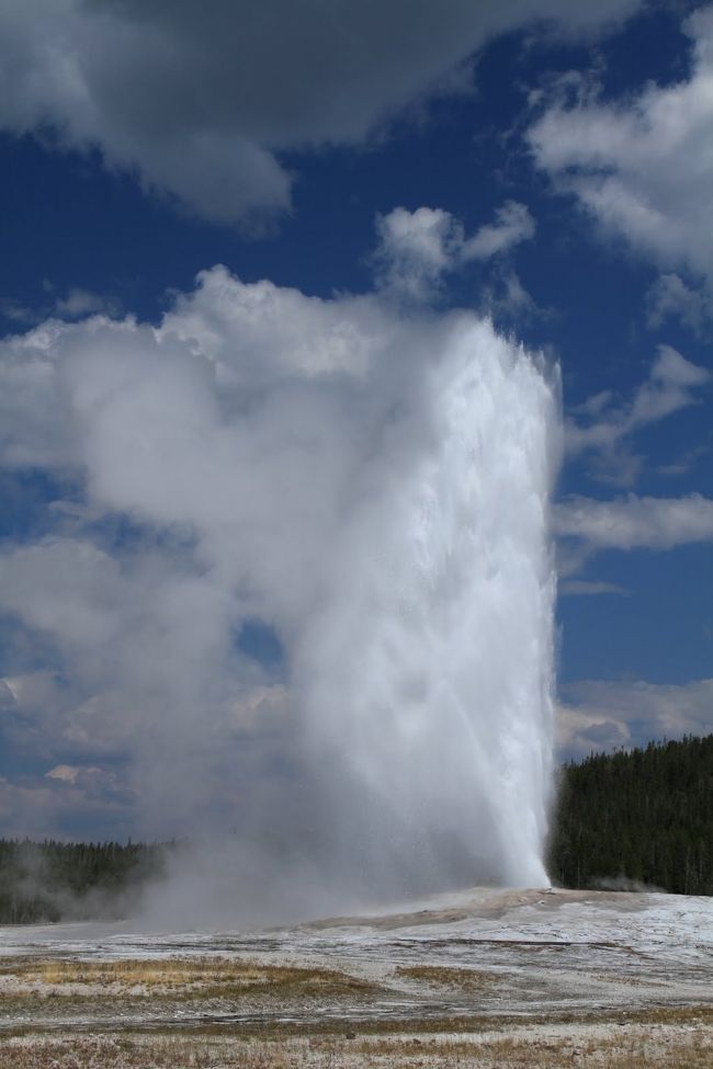 一番噴出しているところ。５０ｍくらいはあるかと。CANONの7Dを持っているので、ためしに連写したら、とんでもない枚数になってしまいかなり処分しました。