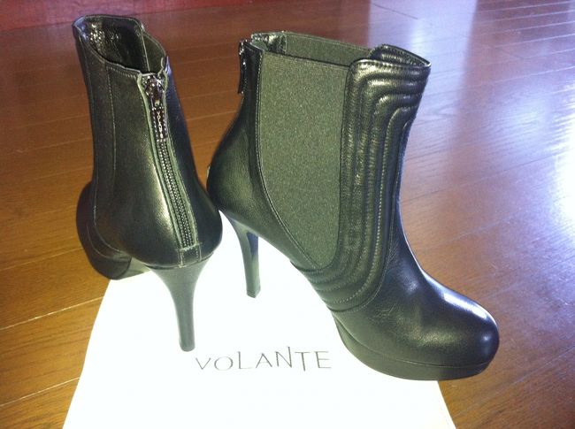 私のオーダーブーツです♪<br /><br />チャックのプラプラにも「ＶＯＬＡＮＴＥ」とロゴ入り。<br /><br />履いた時のラインが、足を綺麗に見せてくれているので超満足(^○^)<br /><br />次回、訪韓した時にまた覗いてみます♪