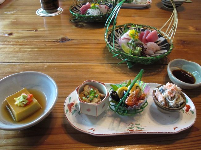 まず運ばれてくる先付やおつくりなど。<br />このあと天ぷらも。