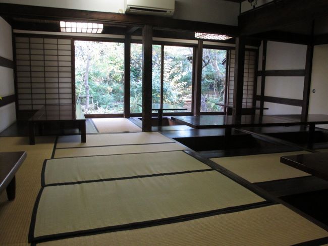 囲炉裏の間です。<br />当日は囲炉裏のところには畳が置かれていました。