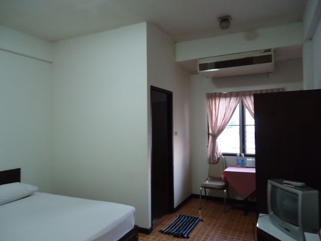 <br />今回の部屋はこちら。<br /><br />400Bです(￣ー￣)<br /><br />今回は水かけ祭りと重なり部屋は満室o(TヘTo)<br /><br />なので予算オーバーだけど仕方ないです･･･<br /><br />かなり宿代にお金かけてますヽ(；▽；)ノ<br />