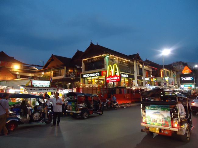 <br />早速ナイトバザールへ。<br /><br />ああ〜都会だなァ〜とマックをみると<br /><br />思ってしまふ(Ｔ＿Ｔ)