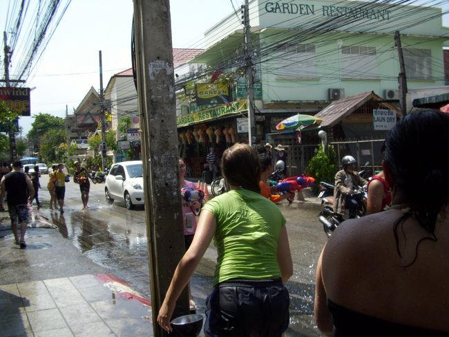 <br />ちょと散歩しようろ歩いたら<br /><br />すでに水かけあってる(>_<)<br /><br />