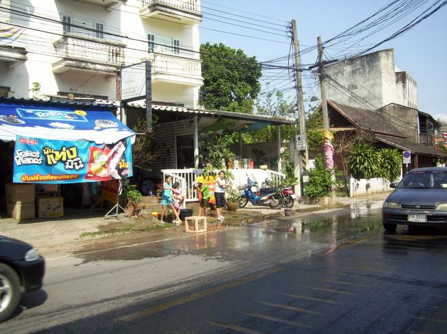 <br />行きはここまでトゥックを利用したけど<br /><br />帰りは歩いて･･･<br /><br />ああ〜また水かけしてる(;´д｀)