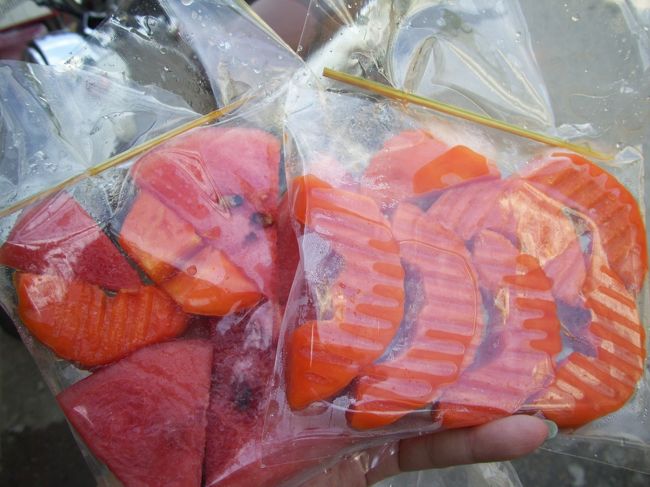 <br />パパイヤとスイカ　１つ１０B