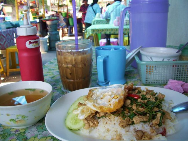 <br />ここの屋台は美味しかった〜<br /><br />コーヒーもつけて６５B<br /><br />