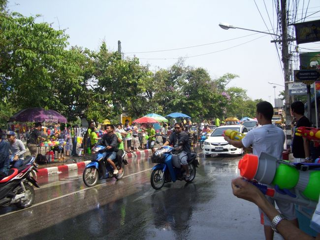 <br />今日は勇気をだいして<br /><br />水かけ祭りをみに行ってきま〜す。