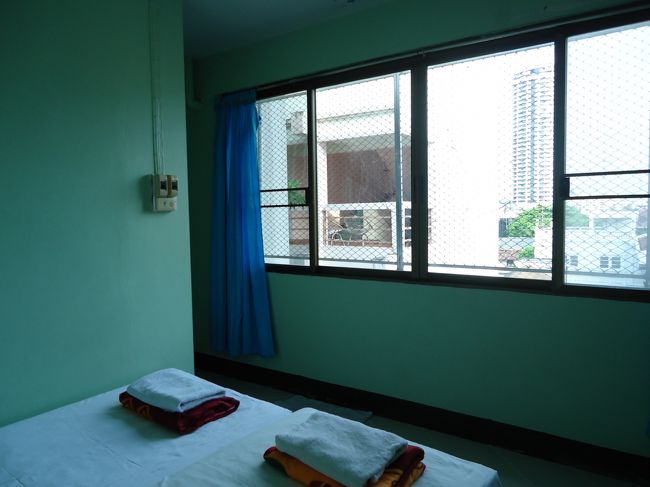 <br />早朝カオサンへ。<br /><br />宿が満室〜ヽ(；▽；)ノ<br /><br />しかもあっても気に入らず・・・<br /><br />なので今回も予算オーバーですが<br /><br />この部屋で４９０B(^_^;)<br /><br />クーラー、バス、トイレ付き