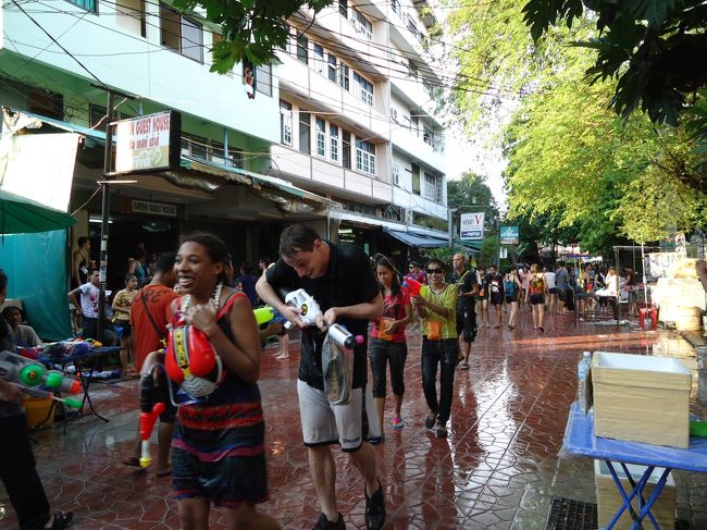 <br />カオサンも水かけ祭り真っ最中ε=(･д･｀*)ﾊｧ…