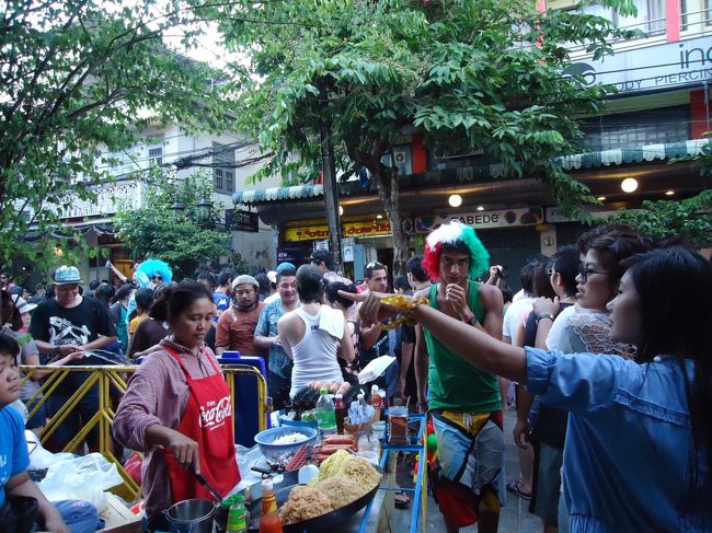 <br />もう本当凄い人で歩けな〜い(ーー゛)<br /><br />このタイミングで荷物を持った旅人が結構いて<br /><br />心の中で合掌(^_^;)