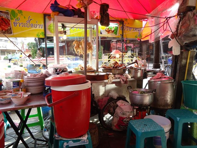 <br />朝ごはんは屋台で<br /><br />今日は日曜なので<br /><br />ウイークエンドマーケットへ行って来ます。