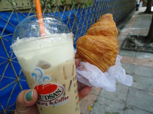 <br />コンビニでコーヒーを買うついでに<br /><br />クロワッサンもつい(；´∀｀)