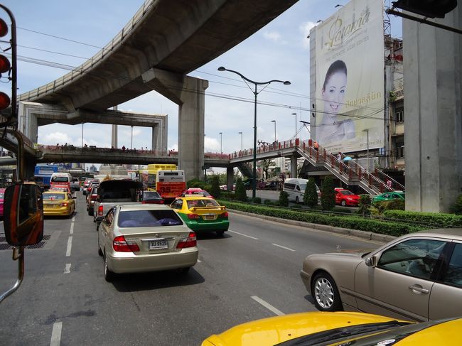 <br />ここからサヤームスクエアまでバスが<br /><br />運行してるか分からないけど<br /><br />とりあえずバス停にいる人達に聞いて・・・<br /><br />何とかバスがあり乗車。<br />