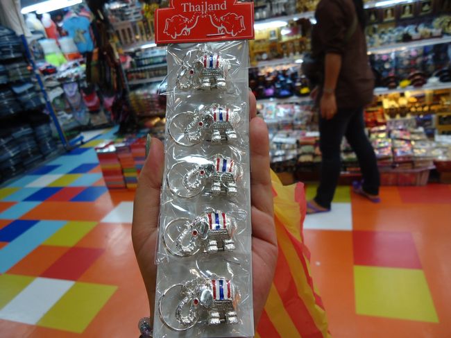 <br />お土産に買ったキーホルダー<br /><br />ここで１５０Bを１３０Bにしてもらったけど<br /><br />屋台で６０Bの値段見たときは(;ﾟДﾟ)!